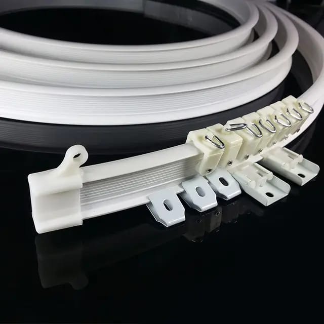 Bendable curtain rack